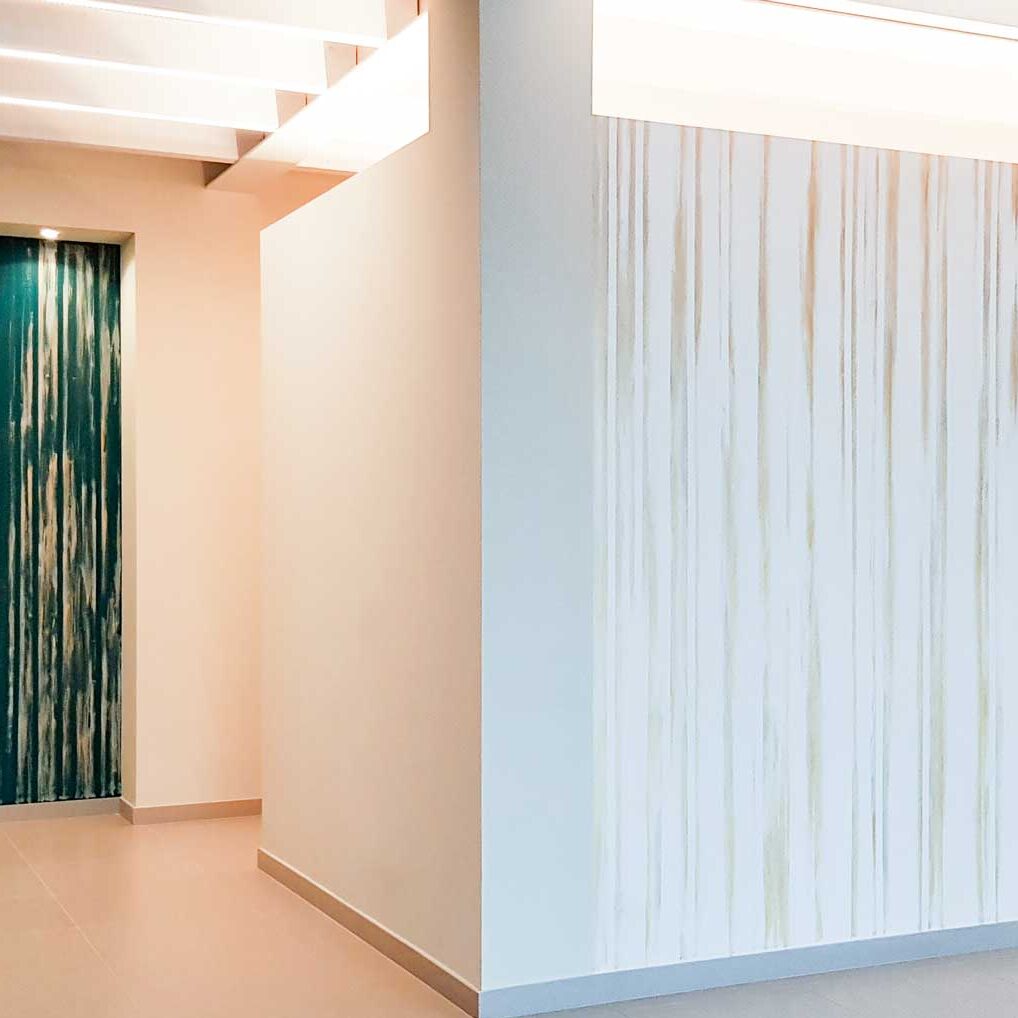 Decorazione muro con pattern a righe oro