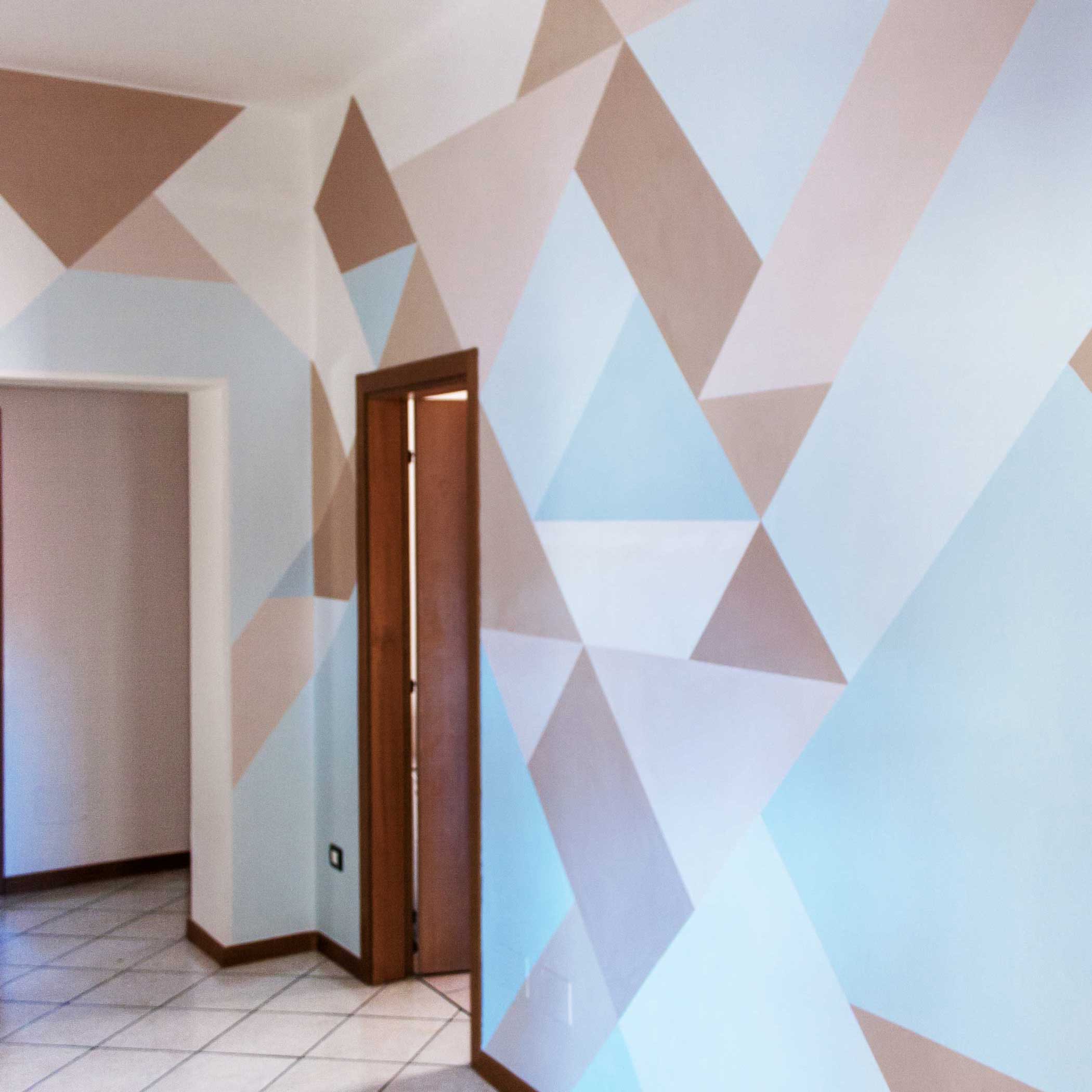 Decorazione muro con pattern a triangoli